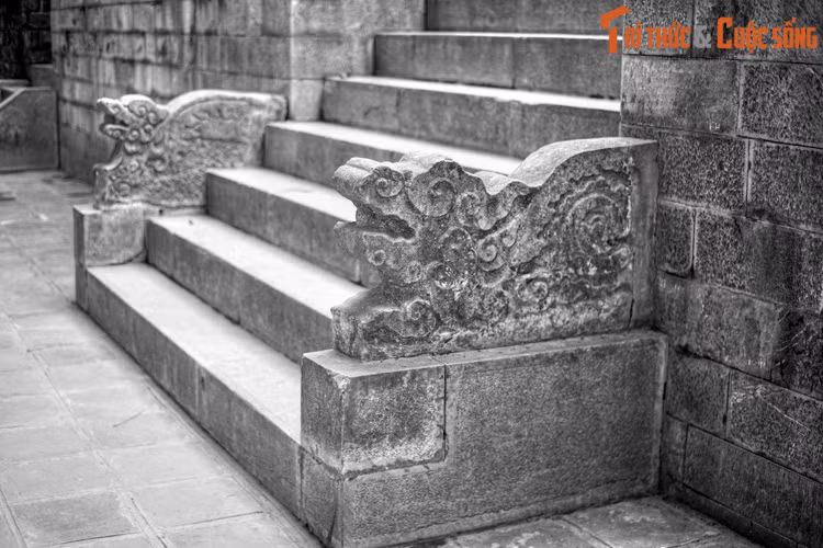 Hoàng Lang xin vua cho ra Thạch Bàn ở hồ Tây, cầm lá cờ tung lên trời, rồi cờ bay về phương nào thì hưởng tự ở nơi đó. Sau đó chàng nằm trên phiến đá hoá thành một con rắn trắng trườn xuống hồ Tây và vĩnh viễn không quay trở lại.