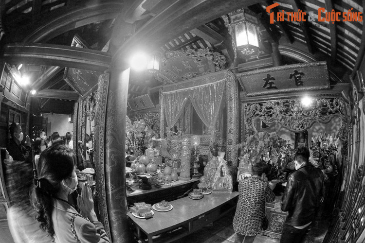 Lý Thánh Tông tức tốc sai người đến Thị Trại. Khi ấy, Hoàng Lang nghe tiếng quan đọc bố cáo bỗng nhiên ngồi dậy, cất tiếng gọi mẹ mời quan nhân vào và nói rằng mình muốn được ra trận đánh giặc. Vua nghe tin thì hết sức vui mừng vì biết mình đã tìm được người mà tiên nhân mách bảo.