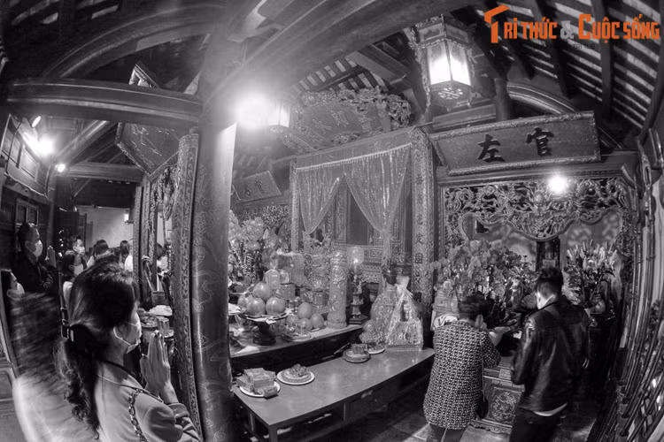 Lý Thánh Tông tức tốc sai người đến Thị Trại. Khi ấy, Hoàng Lang nghe tiếng quan đọc bố cáo bỗng nhiên ngồi dậy, cất tiếng gọi mẹ mời quan nhân vào và nói rằng mình muốn được ra trận đánh giặc. Vua nghe tin thì hết sức vui mừng vì biết mình đã tìm được người mà tiên nhân mách bảo.