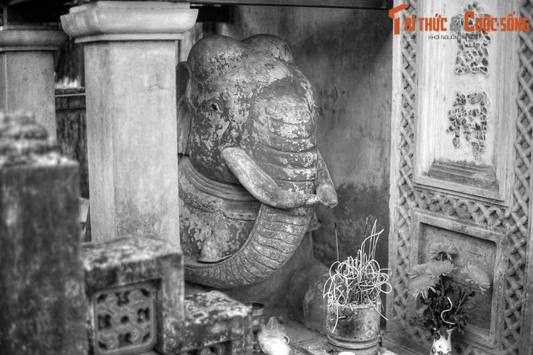 Hoàng Lang cưỡi voi bay thẳng đến đồn giặc với khí thế ngút trời. Tướng giặc Vĩnh Trinh nhìn thấy cảnh tượng phi thường này thì sợ ngã lăn ra, quân lính bỏ chạy tán loạn vì khiếp sợ, không đánh mà tự tan rã. Dẹp được giặc, nhà vui mừng mở tiệc chiêu đãi binh sĩ.