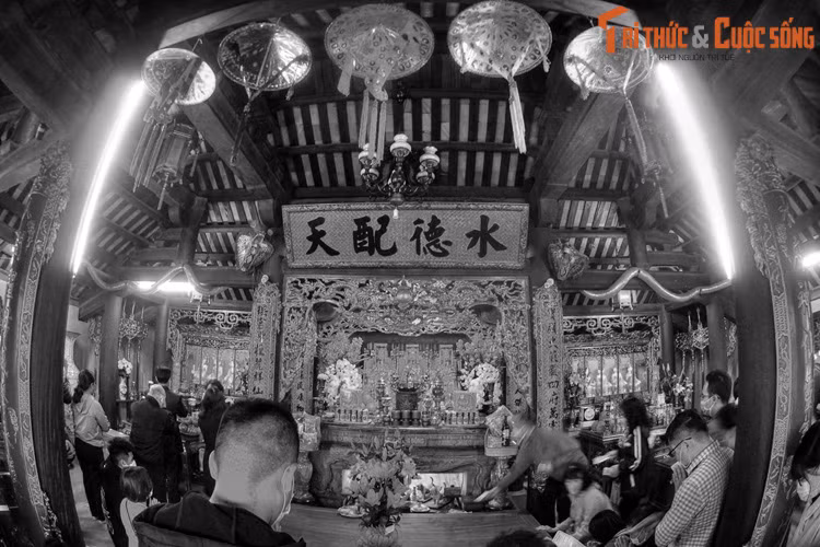 Sau ngày đó, Hoàng Lang được dân thành Thăng Long thờ phụng với tư cách Linh Lang Đại vương. Ngài được thờ ở nhiều nơi, trong đó nổi tiếng nhất là đền Voi Phục ở vùng đất Thủ Lệ, nơi ngài được sinh ra và nuôi nấng khi giáng trần...