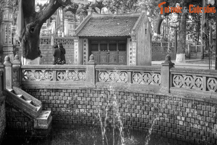 Một hôm, nhân ngày mùa hè nóng bức, bà cùng các cung phi, thị nữ ra tắm ở hồ Tây. Bỗng nhiên trời đất tối sầm, nước hồ cuộn sóng, rồi con thuồng luồng dài chục thước xuất hiện, ôm quấn lấy bà và phun dãi dớt đầy người khiến bà vô cùng hoảng sợ.