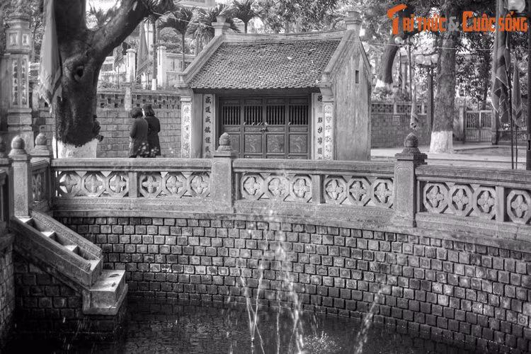 Một hôm, nhân ngày mùa hè nóng bức, bà cùng các cung phi, thị nữ ra tắm ở hồ Tây. Bỗng nhiên trời đất tối sầm, nước hồ cuộn sóng, rồi con thuồng luồng dài chục thước xuất hiện, ôm quấn lấy bà và phun dãi dớt đầy người khiến bà vô cùng hoảng sợ.