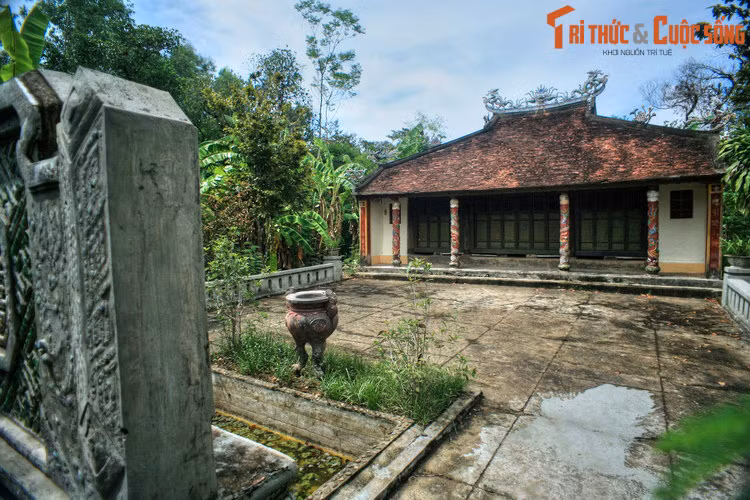 2. Nằm ở thôn Phước Phú, xã Phong Hòa, huyện Hương Điền, tỉnh Thừa Thiên - Huế, làng cổ Phước Tích là ngôi làng cổ thứ hai được công nhận là di tích quốc gia của Việt Nam.