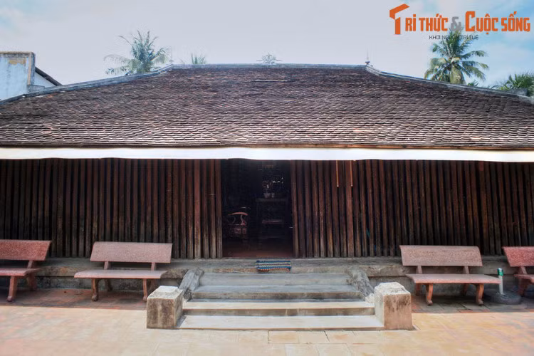 Từ cuối thế kỷ thứ 19 đến đầu thế kỷ 20, tại ngôi làng này, nhiều ngôi nhà đã được xây cất bằng các loại gỗ quý, có mái lợp ngói, cao và rộng, lối kiến trúc kết hợp phương Đông lẫn phương Tây, với dáng vẻ đa dạng.