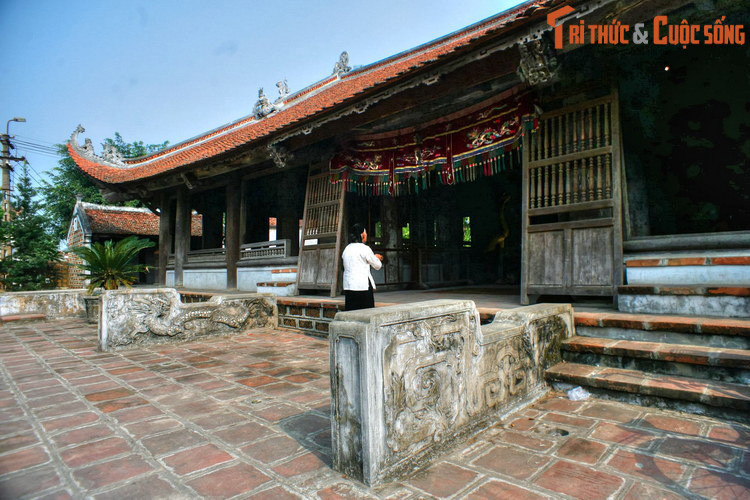 Công trình kiến trúc nổi bật của làng Đường Lâm là đình Mông Phụ. Đình được xây dựng năm 1684, mang những nét điển hình của một ngôi đình cổ truyền thống. Công trình quan trọng khác của làng là chùa Mía (tức Sùng Nghiêm tự), có từ năm 1621.