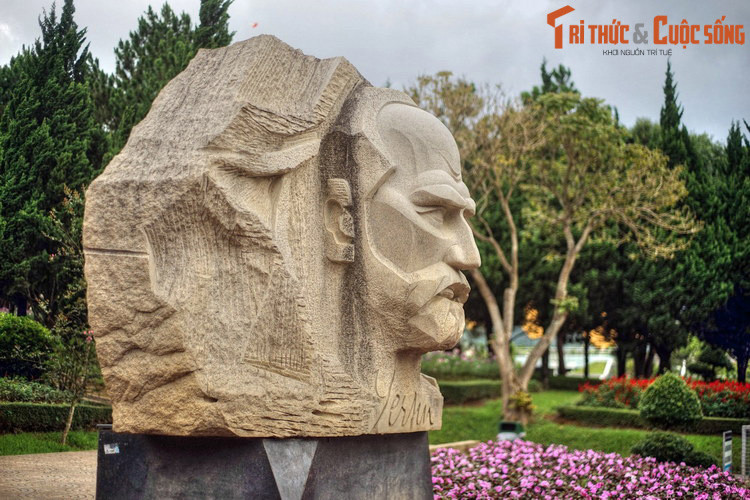 Từ Tadoung, bác sĩ Yersin xuống núi để quay trở lại Rioung. Ông để lại hành lý tại đây rồi cùng bốn người phu khuân vác lên đường thám sát vùng núi Lang Biang – Lâm Viên.