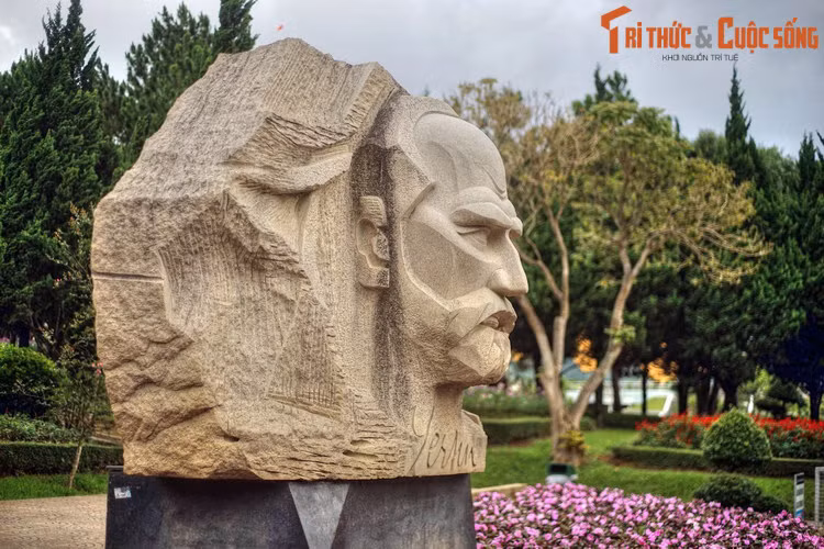 Từ Tadoung, bác sĩ Yersin xuống núi để quay trở lại Rioung. Ông để lại hành lý tại đây rồi cùng bốn người phu khuân vác lên đường thám sát vùng núi Lang Biang – Lâm Viên.