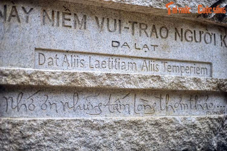 Trở lại với câu chuyện Alexandre Yersin phát hiện ra Đà Lạt, có một sự thật là trước khi bác sĩ người Pháp đặt chân đến, vùng đất này đã là nơi cư trú lâu đời của các cư dân người Lạch và đã được một số nhà thám hiểm khác biết đến.