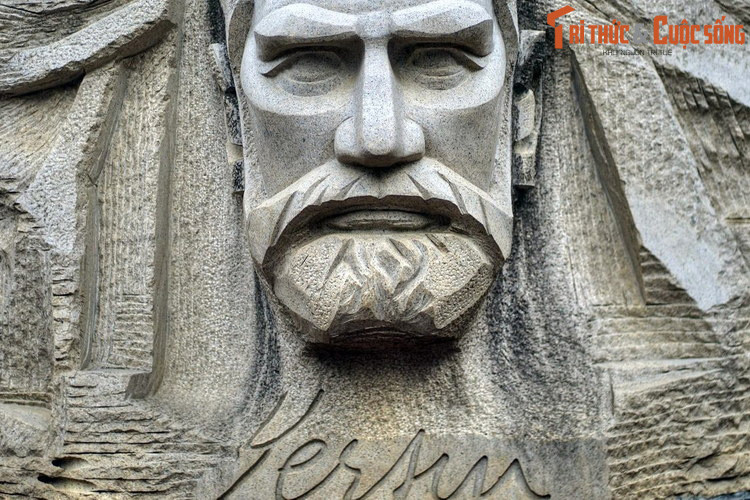 Sau hai ngày đường, vào 15h30 ngày 21/6/1893, Yersin bước ra khỏi rừng thông và nhìn thấy một cao nguyên tuyệt đẹp: Cao nguyên Lâm Viên. Đây chính là khoảnh khắc “phát hiện ra Đà Lạt” được ghi lại trong sử sách.