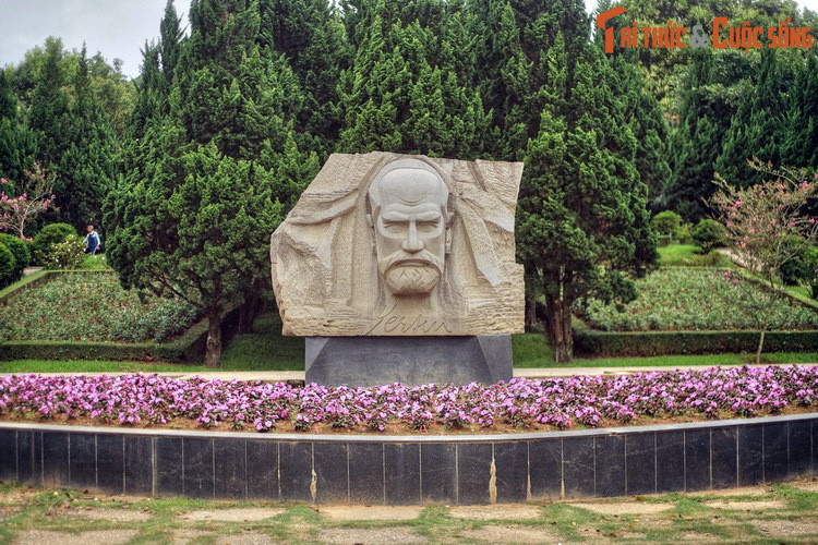 Đầu năm 1893, ông được Toàn quyền Đông Dương giao nhiệm vụ khảo sát một tuyến đường bộ từ Sài Gòn lên Cao nguyên Trung phần và kết thúc ở bờ biển Trung Kỳ. Trong sứ mệnh đó, bác sĩ Yersin đã thực hiện nhiều hành trình khác nhau. Hành trình khám phá Đà Lạt là hành trình thứ ba.