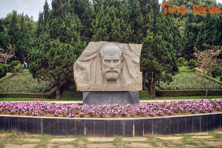 Đầu năm 1893, ông được Toàn quyền Đông Dương giao nhiệm vụ khảo sát một tuyến đường bộ từ Sài Gòn lên Cao nguyên Trung phần và kết thúc ở bờ biển Trung Kỳ. Trong sứ mệnh đó, bác sĩ Yersin đã thực hiện nhiều hành trình khác nhau. Hành trình khám phá Đà Lạt là hành trình thứ ba.