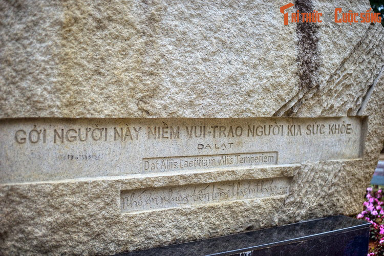 Trong vòng 30 năm, nhờ bản quy hoạch của các kiến trúc sư Ernest Hébrard và Jacques Lagisquet, một thành phố xinh đẹp với những biệt thự, công sở, trường học, khách sạn... đã hình thành. Nhiều công trình tồn tại đến ngày nay, trở thành di sản kiến trúc vô giá của thành phố Đà Lạt.