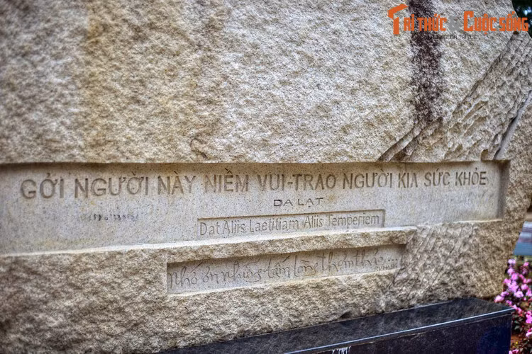 Trong vòng 30 năm, nhờ bản quy hoạch của các kiến trúc sư Ernest Hébrard và Jacques Lagisquet, một thành phố xinh đẹp với những biệt thự, công sở, trường học, khách sạn... đã hình thành. Nhiều công trình tồn tại đến ngày nay, trở thành di sản kiến trúc vô giá của thành phố Đà Lạt.