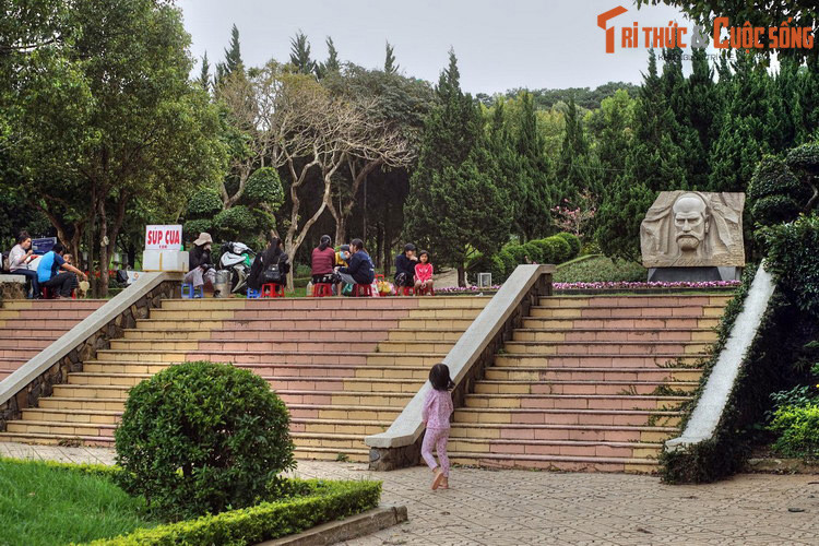 Vào năm 2008, nhân kỷ niệm 115 năm hình thành và phát triển, thành phố Đà Lạt đã khánh thành tượng đài bác sĩ Alexandre Yersin tại công viên Yersin. Tượng do nhà điêu khắc Phạm Văn tạc từ một khối đá hoa cương nặng 36 tấn, tái hiện chân dung kèm chữ ký của bác sĩ Yersin.