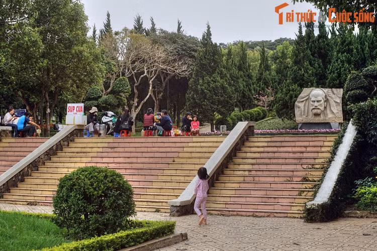 Vào năm 2008, nhân kỷ niệm 115 năm hình thành và phát triển, thành phố Đà Lạt đã khánh thành tượng đài bác sĩ Alexandre Yersin tại công viên Yersin. Tượng do nhà điêu khắc Phạm Văn tạc từ một khối đá hoa cương nặng 36 tấn, tái hiện chân dung kèm chữ ký của bác sĩ Yersin.