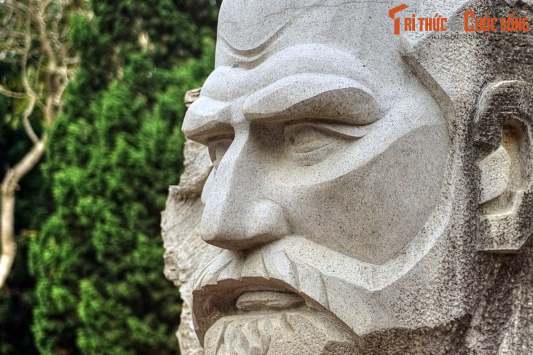 Trong nhật ký hành trình, Yersin viết: “Những đường đất uốn lượn làm ta tin rằng chúng ta đang đi trên mặt biển dậy sóng lớn. Lang Biang nằm ở giữa như một hòn đảo và cảm giác càng xa dần mỗi khi ta tiến lên”.