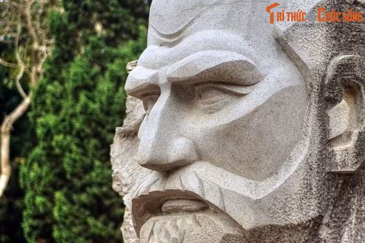 Trong nhật ký hành trình, Yersin viết: “Những đường đất uốn lượn làm ta tin rằng chúng ta đang đi trên mặt biển dậy sóng lớn. Lang Biang nằm ở giữa như một hòn đảo và cảm giác càng xa dần mỗi khi ta tiến lên”.