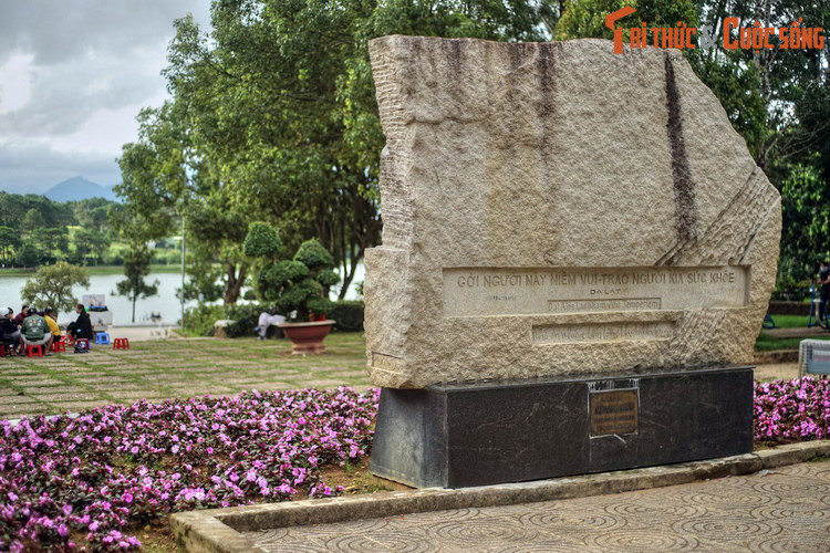 Cuối tháng 3/1899, đích thân Toàn quyền Paul Doumer cùng bác sĩ Yersin đến cao nguyên Lâm Viên để khảo sát và quyết định triển khai dự án thành phố nghỉ dưỡng Đà Lạt. Tuy nhiên, dự án đã bị gián đoạn và phải đến giữa thập niên 1910 công cuộc kiến thiết thành phố mới thực sự bắt đầu.