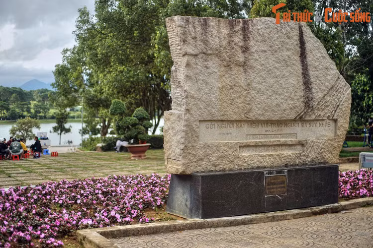 Cuối tháng 3/1899, đích thân Toàn quyền Paul Doumer cùng bác sĩ Yersin đến cao nguyên Lâm Viên để khảo sát và quyết định triển khai dự án thành phố nghỉ dưỡng Đà Lạt. Tuy nhiên, dự án đã bị gián đoạn và phải đến giữa thập niên 1910 công cuộc kiến thiết thành phố mới thực sự bắt đầu.