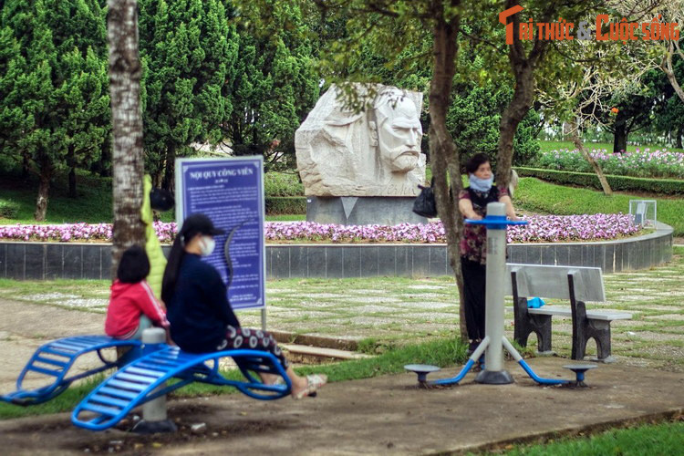 Năm 1897, Toàn quyền Paul Doumer tìm kiếm một địa điểm để xây dựng trạm nghỉ dưỡng dành cho công chức và binh lính Pháp ở Đông Dương. Nhận được thư riêng của ông Toàn quyền, bác sĩ Yersin đã đề nghị chọn cao nguyên Lâm Viên, nơi có khí hậu tương tự như vùng ôn đới châu Âu.