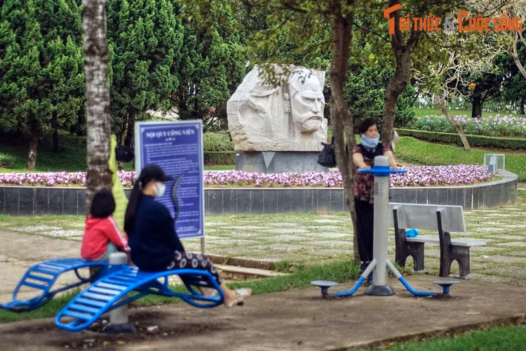 Năm 1897, Toàn quyền Paul Doumer tìm kiếm một địa điểm để xây dựng trạm nghỉ dưỡng dành cho công chức và binh lính Pháp ở Đông Dương. Nhận được thư riêng của ông Toàn quyền, bác sĩ Yersin đã đề nghị chọn cao nguyên Lâm Viên, nơi có khí hậu tương tự như vùng ôn đới châu Âu.