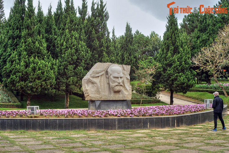 Ngược dòng lịch sử, vào năm 1890, sau khi đã bảo vệ thành công luận án tiến sĩ y khoa và làm việc tại Viện Pasteur Paris, Alexandre Yersin quyết định rời bỏ phòng thí nghiệm để dấn thân vào những cuộc phiêu lưu ở phương Đông xa xôi.