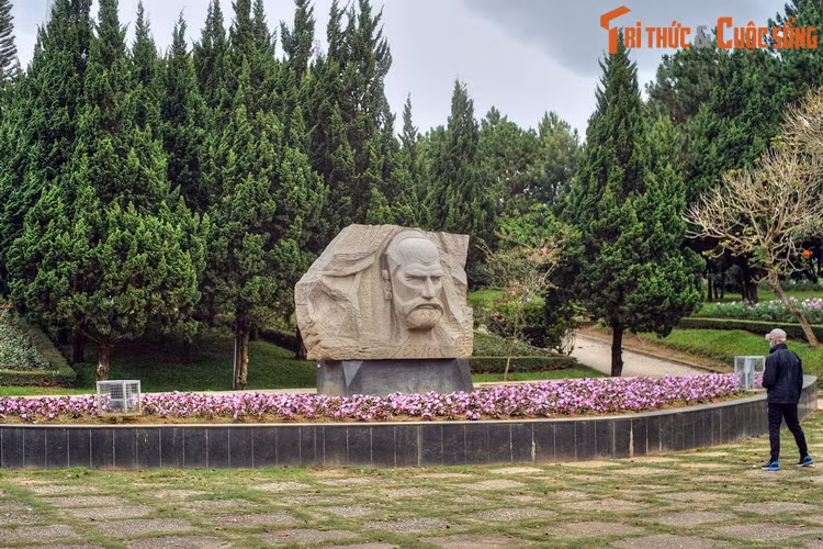 Ngược dòng lịch sử, vào năm 1890, sau khi đã bảo vệ thành công luận án tiến sĩ y khoa và làm việc tại Viện Pasteur Paris, Alexandre Yersin quyết định rời bỏ phòng thí nghiệm để dấn thân vào những cuộc phiêu lưu ở phương Đông xa xôi.