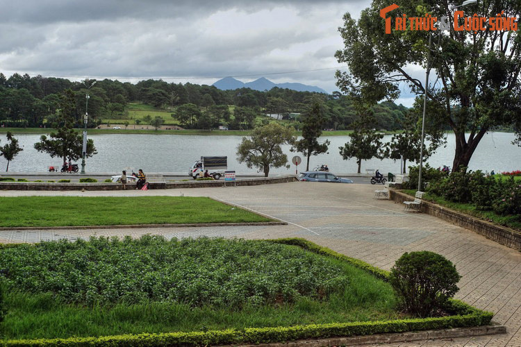 Bức tượng nằm trong một không gian rợp bóng cây xanh, nhìn ra hồ Xuân Hương, đồi Cù và dãy núi Lang Biang hũng vĩ – biểu tượng bất hủ của cao nguyên Lâm Viên. Đứng ở nơi đây, có thể hình dung phần nào cảm giác choáng ngợp của bác sĩ Yersin vào thời khắc ông tìm ra Đà Lạt...