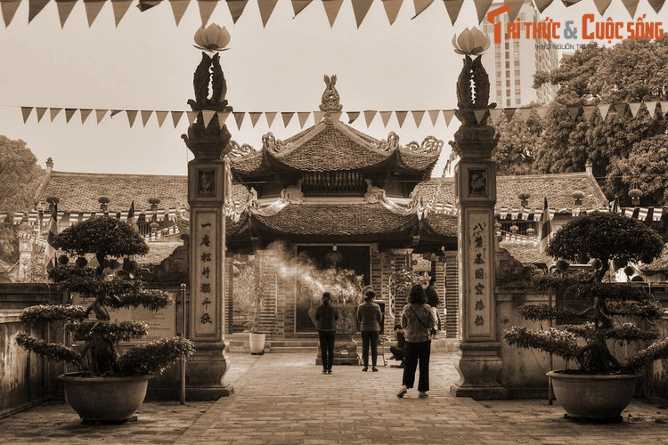 Câu chuyện xảy ra vào thời Lý, được chép lại trong bộ sử Đại Nam nhất thống chí như sau: “Lý Nhân Tông tuổi đã cao mà chưa có con nối dõi. Em vua là Sùng Hiền Hầu cũng chưa có con, cùng với Đạo Hạnh nói việc cầu tự...".