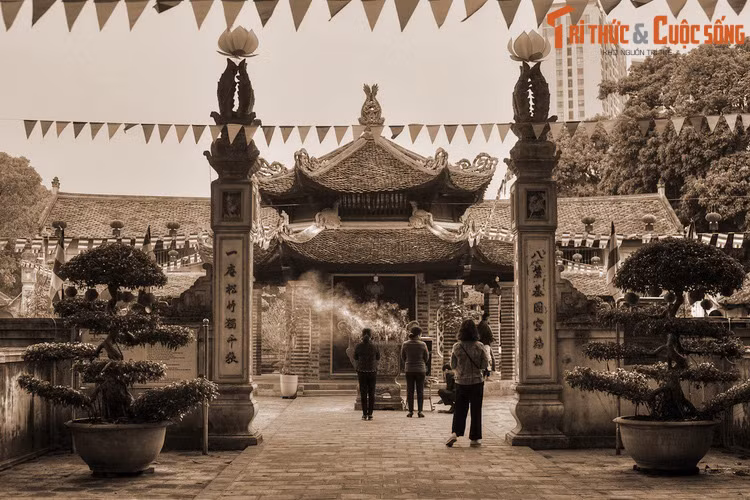 Câu chuyện xảy ra vào thời Lý, được chép lại trong bộ sử Đại Nam nhất thống chí như sau: “Lý Nhân Tông tuổi đã cao mà chưa có con nối dõi. Em vua là Sùng Hiền Hầu cũng chưa có con, cùng với Đạo Hạnh nói việc cầu tự...".