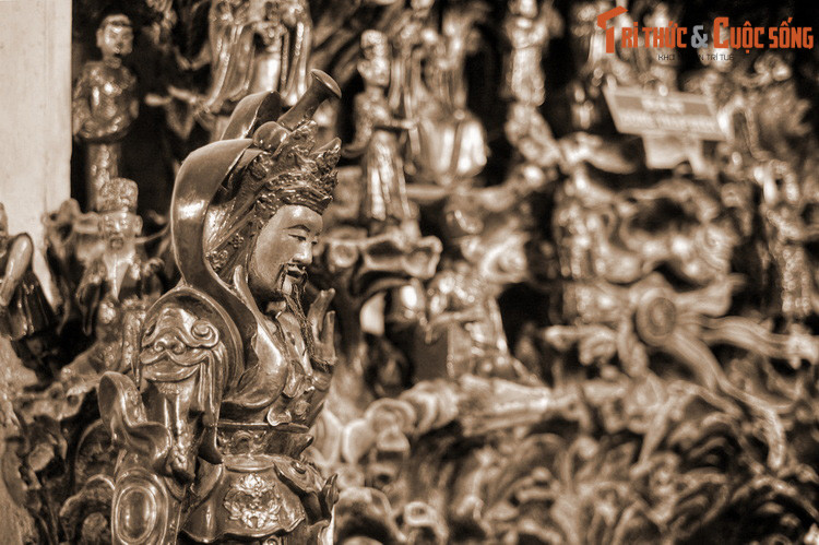 Vì không có con, vua Lý Nhân Tông đã nhường ngôi cho Lý Dương Hoán. Năm 1128, Lý Dương Hoán lên ngôi, trở thành vua Lý Thần Tông. Dưới thời Lý Thần Tông, Đại Việt duy trì được sự ổn định với các chính sách cai trị khoan dung.