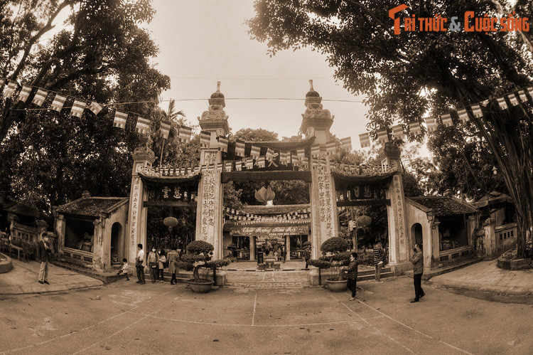 Nằm trên đường Láng, phường Láng Thượng, quận Đống Đa, chùa Láng là một trong những ngôi chùa cổ có không gian kiến trúc đẹp nhất Hà Nội. Lịch sử hình thành của chùa Láng gắn liền với giai thoại về hành trạng huyền bí của Từ Đạo Hạnh - vị thiền sư nổi tiếng trong sử Việt.