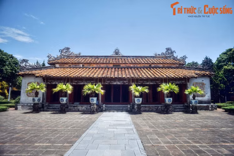 Khi đó, Phủ Phụ chính cùng Khâm sứ đại thần Charles tới xem thấy đây là một hầm gạch, trong lộ ra hòm gỗ hai đầu đều có đai sắt mục đứt lộ ra các thỏi bạc. Ảnh: Hưng Tổ Miếu, nơi thờ song thân của vua Gia Long ở Đại Nội.