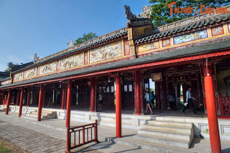 Như vậy theo chính sử nhà Nguyễn, đã có ba lần triều đình lần tìm thấy hầm bạc thời Vua Minh Mạng. Cả ba lần tìm “kho báu” đều có sự giám sát của quan Khâm sứ người Pháp, và số phận của chúng đều đã được người Pháp định đoạt. Ảnh: Trường Lang, hệ thống hành lang của Đại Nội.