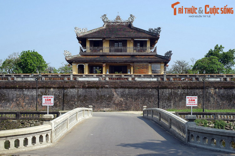 Vì sao vua Minh Mạng lại cho chôn giấu một lượng bạc lớn như vậy? Theo một giả thuyết, việc chôn bạc được tiến hành khi Lê Văn Khôi dấy binh nổi dậy, chiếm nhiều tỉnh, khiến triều đình lo ngại. Sợ có ngày Kinh thanh lâm nguy, vua Minh Mạng đã cho chôn của cải để phòng xa... Ảnh: Lầu Tứ Phương Vô Sự, công trình cuối cùng trên trục Đại Nội.