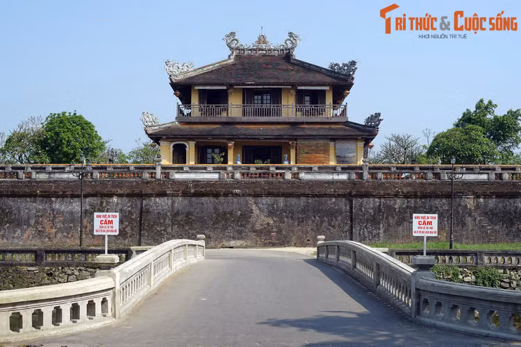 Vì sao vua Minh Mạng lại cho chôn giấu một lượng bạc lớn như vậy? Theo một giả thuyết, việc chôn bạc được tiến hành khi Lê Văn Khôi dấy binh nổi dậy, chiếm nhiều tỉnh, khiến triều đình lo ngại. Sợ có ngày Kinh thanh lâm nguy, vua Minh Mạng đã cho chôn của cải để phòng xa... Ảnh: Lầu Tứ Phương Vô Sự, công trình cuối cùng trên trục Đại Nội.