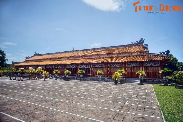 Hầm bạc do Khâm sứ đại thần Boulloche tìm thấy không phải là hầm bạc đầu tiên. 6 năm sau, vào tháng 7/1915, dưới triều vua Duy Tân, hầm bạc thứ hai được phát hiện tình cờ trong quá trình đào đất sau cửa Tường Loan để sửa chữa ống nước trong khuôn viên Đại Nội. Ảnh: Thế Tổ Miếu, nơi thờ các vua Nguyễn trong Đại Nội.