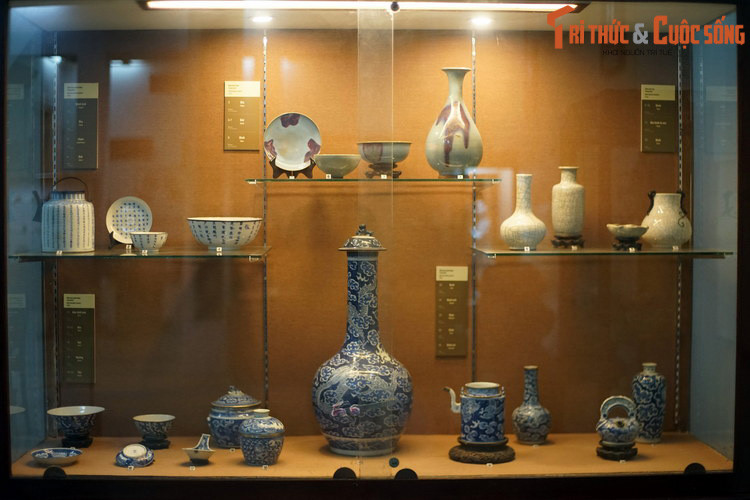 Tủ trưng bày các món đồ gốm sứ cổ Trung Quốc, thuộc bộ sưu tập cổ vật Dương Hà.
