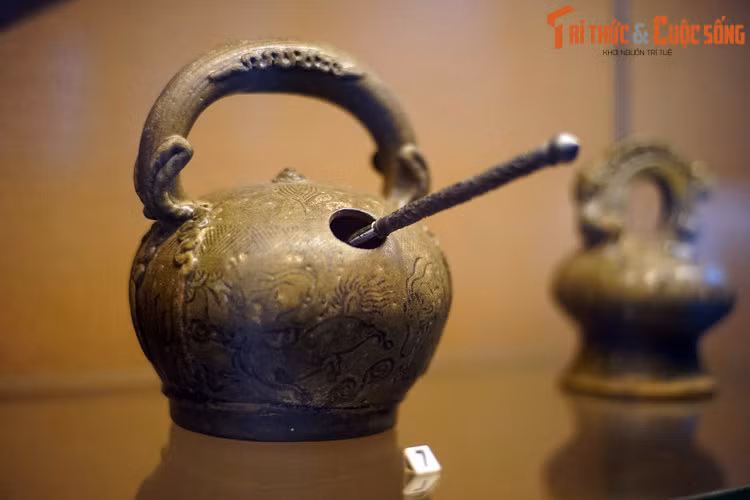 Bình vôi bằng gốm men nâu của Việt Nam, thế kỷ 18-19.