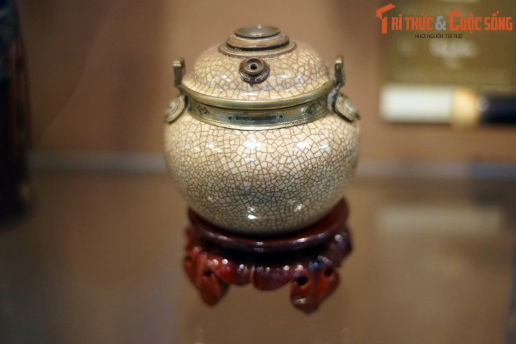 Bình điếu bằng gốm men ngọc của Việt Nam, thế kỷ 18-19. Từ lúc mới hình thành, bộ sưu tập này đã nhanh chóng được nhiều người biết đến và đã góp phần cổ vũ cho phong trào tìm hiểu, sưu tập cổ vật ở miền Nam lúc bấy giờ.