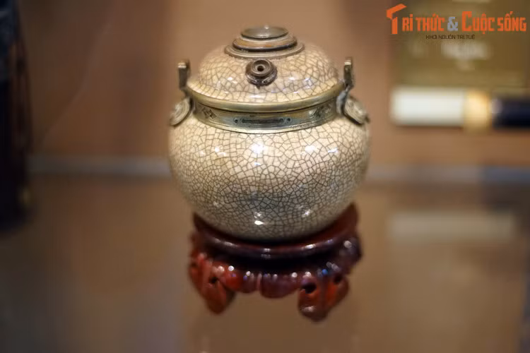 Bình điếu bằng gốm men ngọc của Việt Nam, thế kỷ 18-19. Từ lúc mới hình thành, bộ sưu tập này đã nhanh chóng được nhiều người biết đến và đã góp phần cổ vũ cho phong trào tìm hiểu, sưu tập cổ vật ở miền Nam lúc bấy giờ.