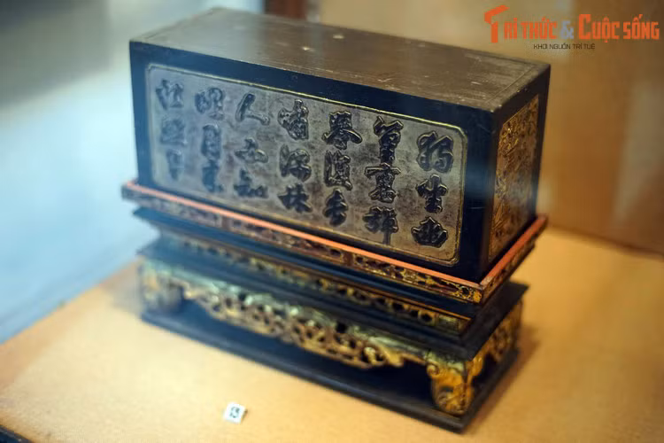 Hộp đựng đồ thờ bằng gỗ sơn son thếp vàng của Việt Nam, đầu thế kỷ 20. Sau khi bà Dương Quỳnh Hoa mất, ông Huỳnh Văn Nghị đã đại diện gia đình hiến tặng toàn bộ sưu tập cho thành phố Hồ Chí Minh.