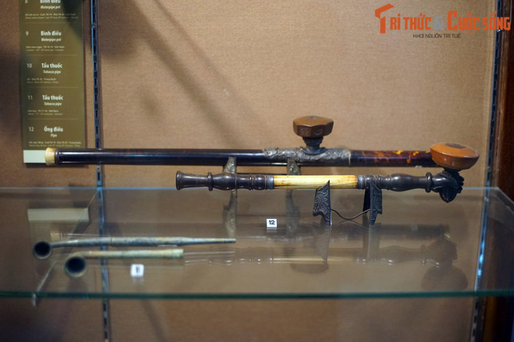 Tẩu thuốc bằng gỗ của Trung Quốc, đầu thế kỷ 20. Từ năm 1976, bộ sưu tập Dương Hà được chuyển giao cho người con gái là bác sĩ Dương Quỳnh Hoa (1930-2006) cùng chồng là ông Huỳnh Văn Nghị (1928-2015) để tiếp tục lưu giữ và phát triển.