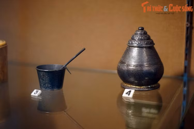 Cối và chìa vôi (trái) và hộp vôi (phải) của Campuchia, thế kỷ 19 - đầu thế kỷ 20. Vào những năm 1930-1940, vợ chồng cố Giáo sư Dương Minh Thới đã dày công sưu tầm cổ vật với mong muốn gìn giữ các di sản văn hóa cho hậu thế.