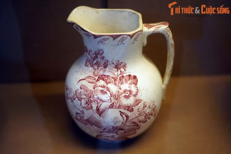 Bình rót bằng gốm men màu của Pháp, thế kỷ 19.