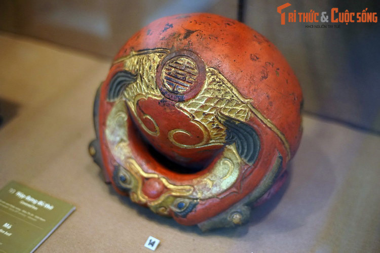 Mõ bằng gỗ, Việt Nam đầu thế kỷ 20. Ngày nay, Bảo tàng Lịch sử TP HCM dành một phòng lớn để trưng bày các hiện vật tiêu biểu của bộ sưu tập Dương Hà, như sự tri ân tâm huyết của những trí thức Nam bộ xưa trong sự nghiệp bảo tồn và phát huy di sản văn hóa dân tộc và thế giới.