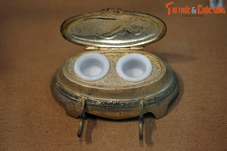 Hộp mực bằng kim loại và đá của châu Âu, cuối thế kỷ 19 đầu thế kỷ 20, một hiện vật trong bộ sưu tập Dương Hà.