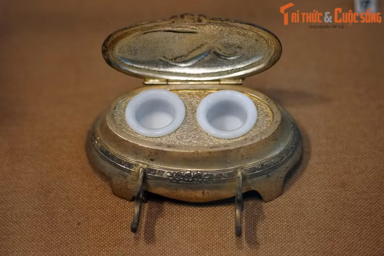 Hộp mực bằng kim loại và đá của châu Âu, cuối thế kỷ 19 đầu thế kỷ 20, một hiện vật trong bộ sưu tập Dương Hà.