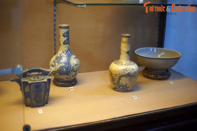 Các loại bình, nậm, bát của làng gốm Bát Tràng, thế kỷ 18-19.